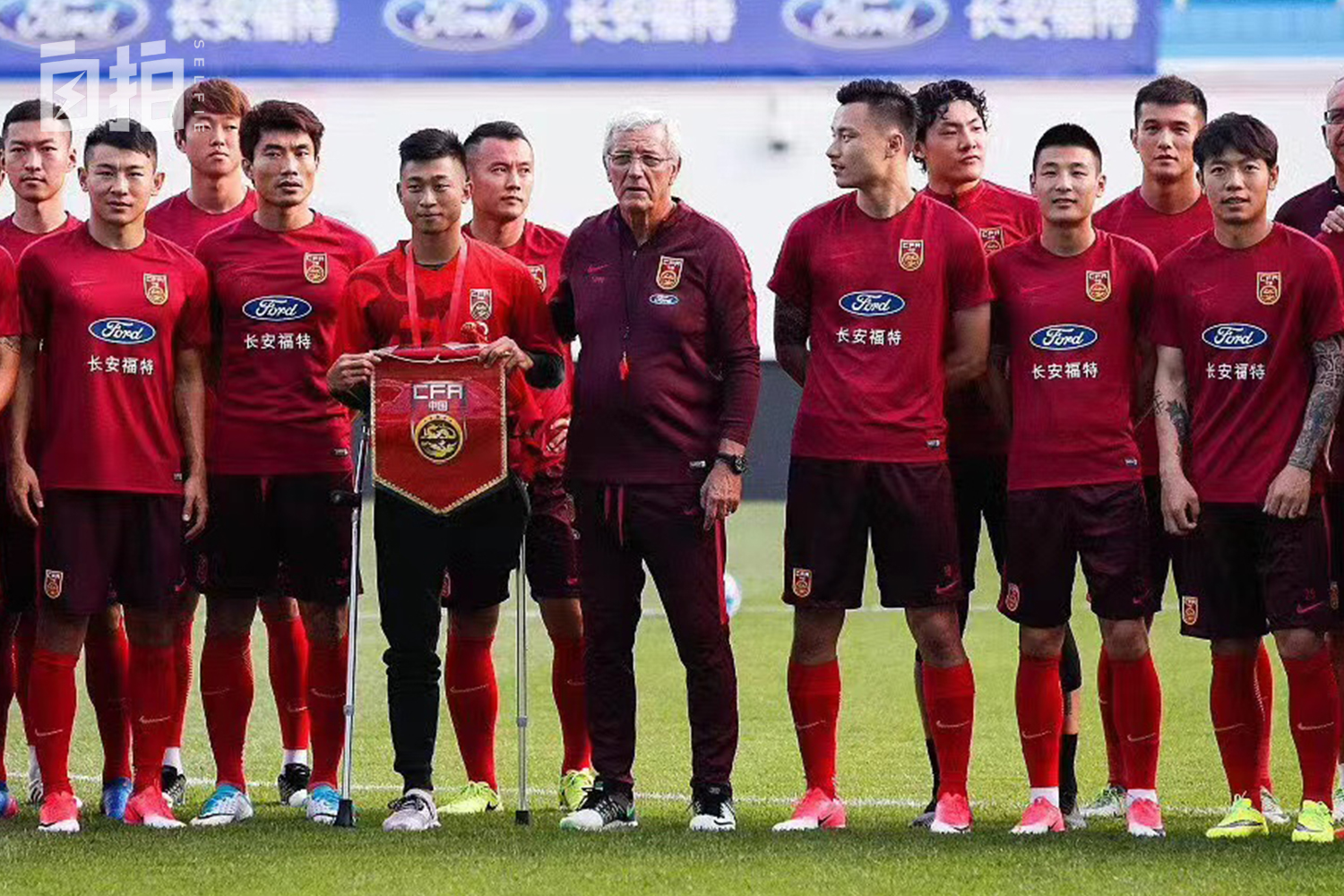 我,从小热爱足球,12岁被球探选中,意外失去左腿,现在单腿踢球