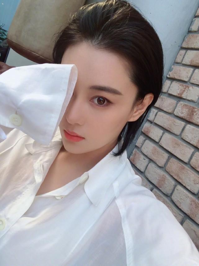 *拍偷**美女自拍张馨予出差留着网红发卡，化好妆还不忘吃饭。