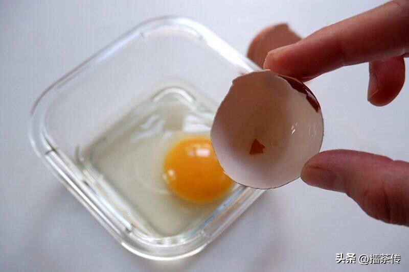 怎么打鸡蛋不会把蛋壳掉进去,蛋壳掉进蛋清怎么取出来