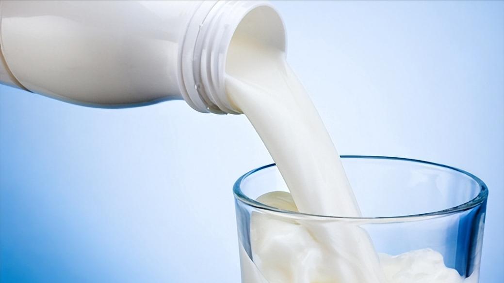 警惕6种疾病时期喝牛奶最伤身,晚上喝牛奶等于服毒