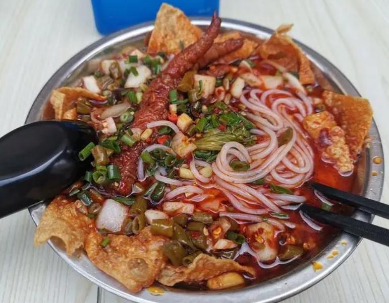 游客用5L桶带螺蛳粉汤,长途旅行携带速食螺蛳粉