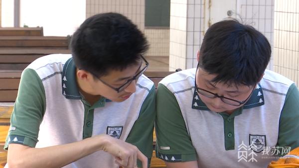 双胞胎高考成绩仅差两分,高考成绩一样的双胞胎