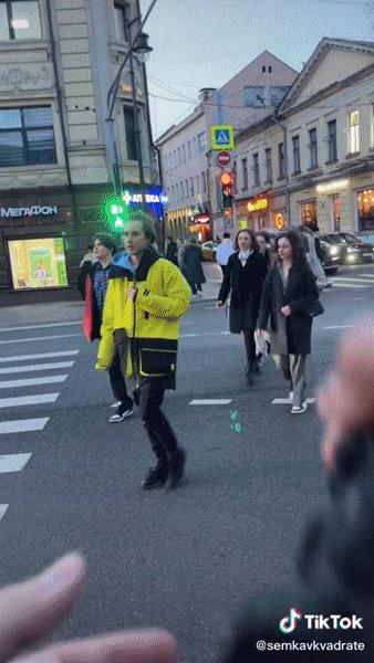 俄罗斯逃课女孩走红,俄罗斯女生被偷拍爆红网络