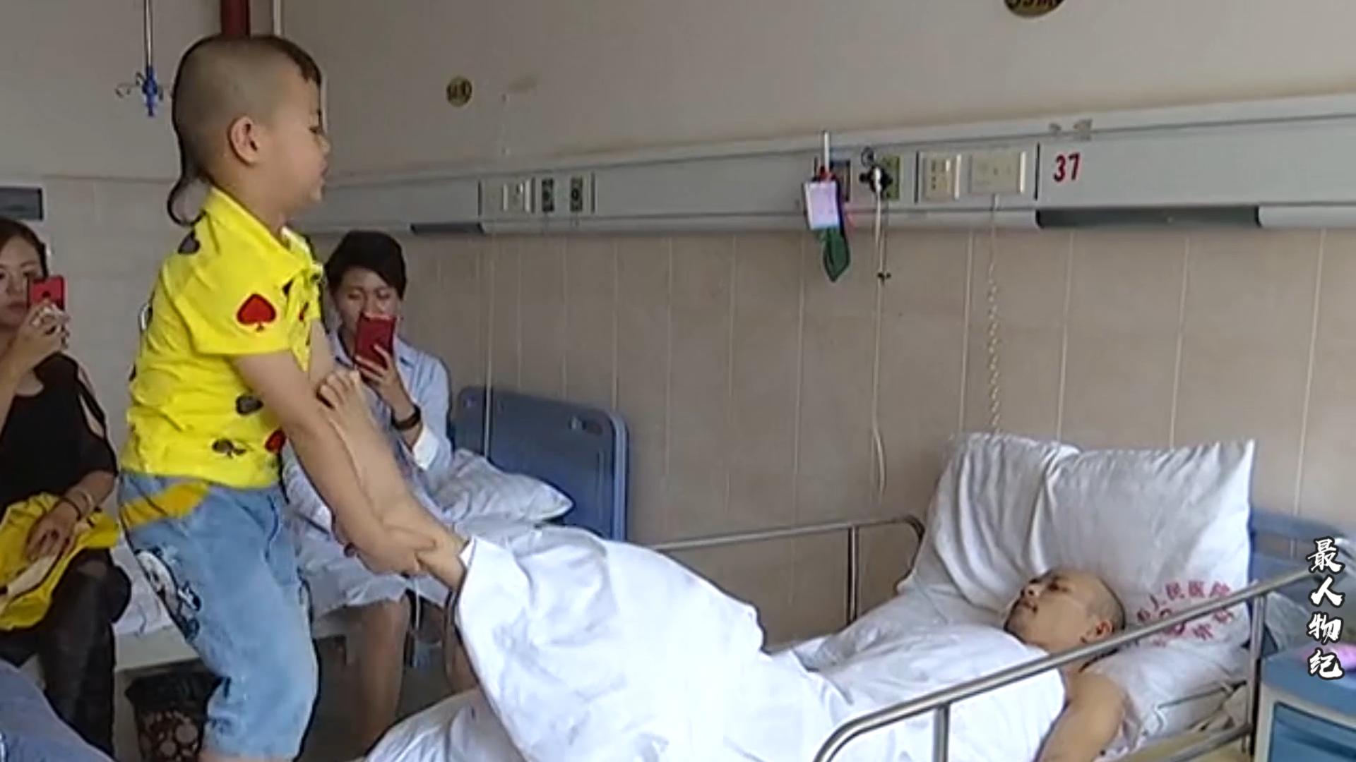 12岁男孩照料瘫痪爸爸7年原视频,儿子独自照顾瘫痪父亲的感人故事