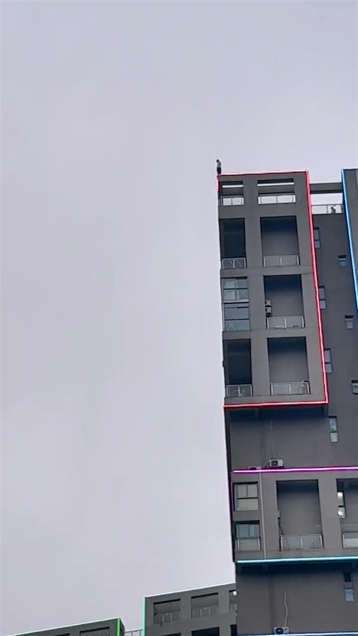 苏州路人起哄男子轻生,苏州小伙在楼顶欲轻生