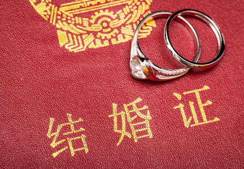 上海美女巨贪金英丽,被三名富商共享,随身携带生计用品方便开房