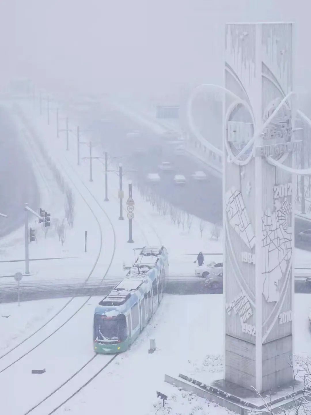 春雪初霁,春雪初霁杏花正芳月上夜吟