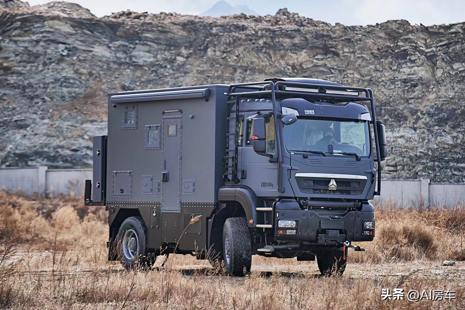 新重汽豪沃4x4越野房车自驾视频,重汽无疆4x4四驱越野房车氮气减震