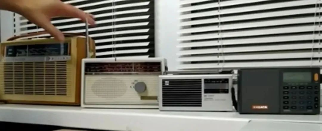 接收空*警袭**报频率|战火下乌克兰火腿对比了60年代和现代收音机