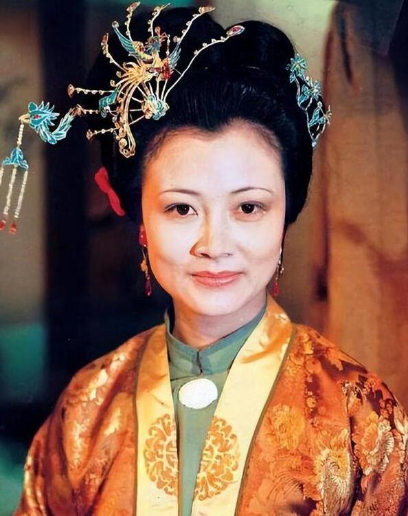 贾珍和秦可卿约会被尤氏发现,红楼梦尤氏和贾蓉关系