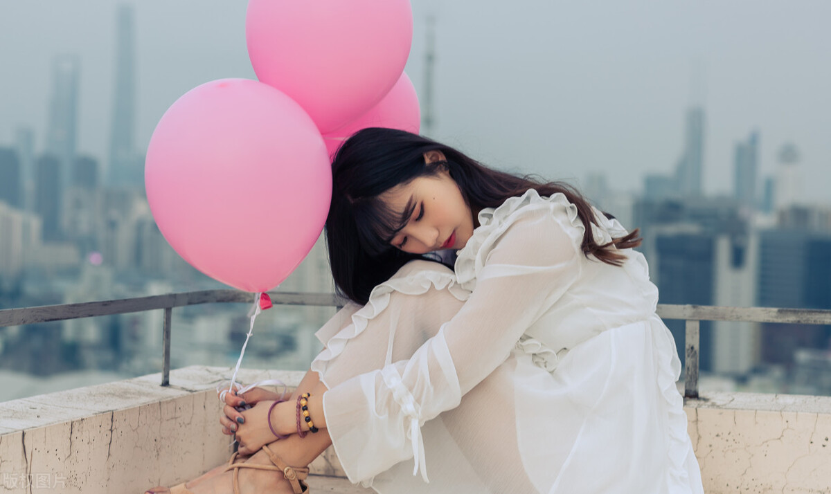 故事：追大十岁男神被冷拒，可撞见别人对我示好，他却吃醋吻上我