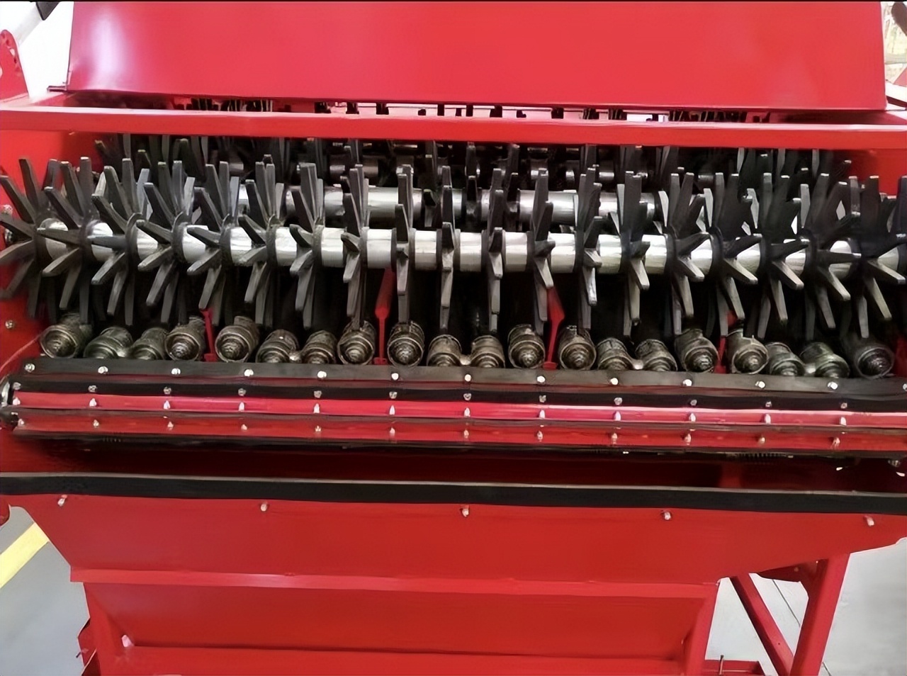 最新款三行玉米收获机,3万左右的玉米收获机