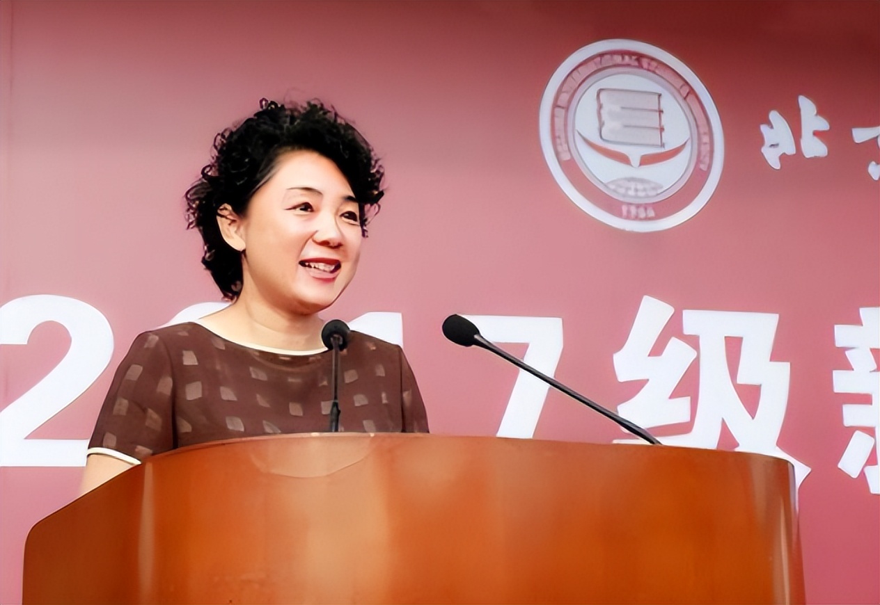 又一个美艳“女老虎”落马，履历惊人，却没守住自己的底线