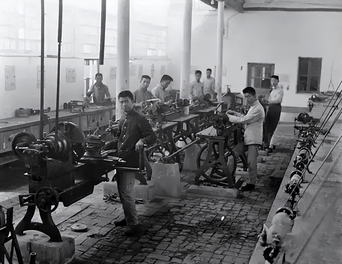 侵华日军残酷*行暴**,女子为活命脱下衣服让日本人拍摄,*辱侮**至死