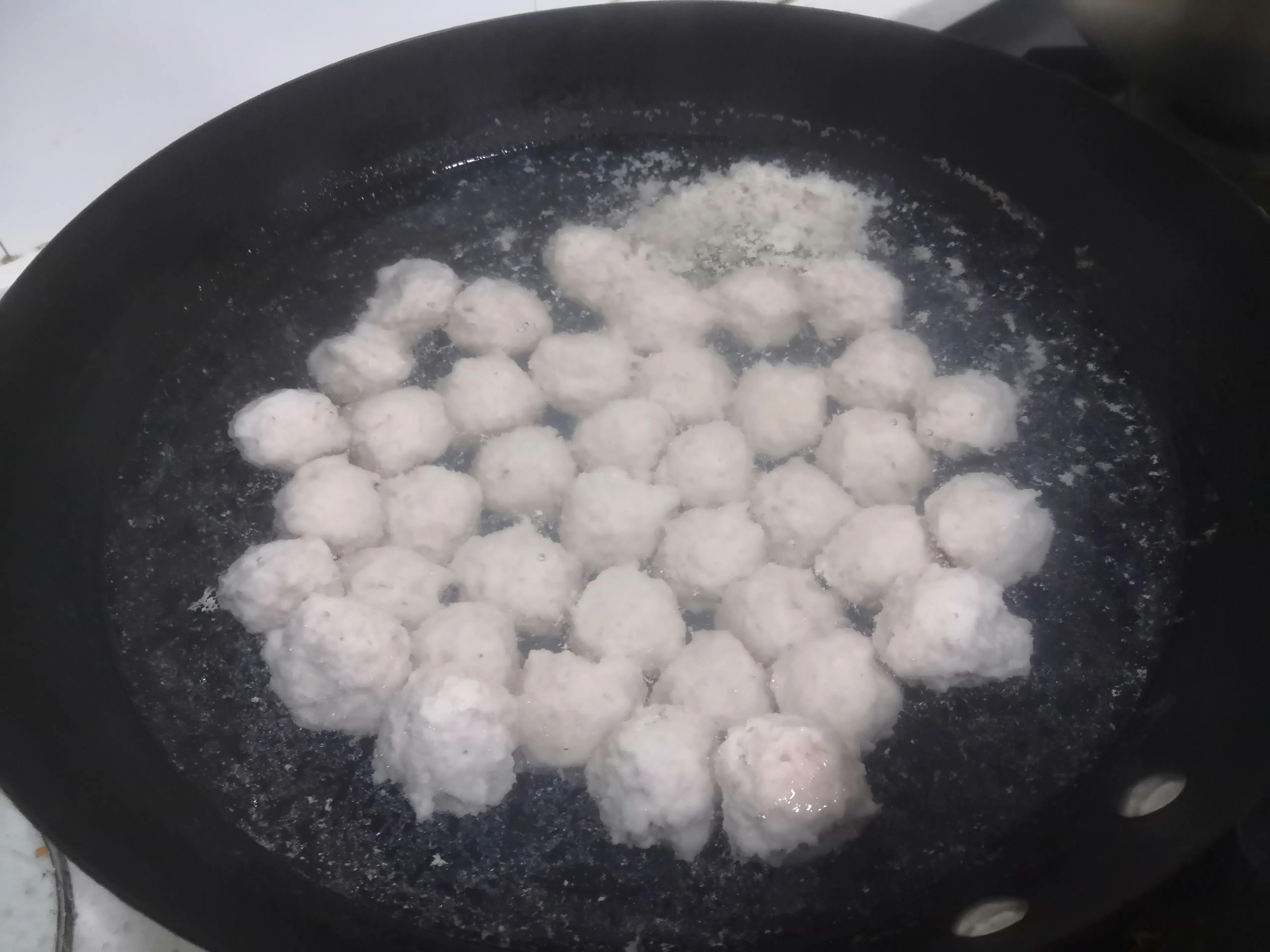 夜钓一条大青鱼，媳妇忙活大半天做成双味鱼丸，孩子们吃得爽歪歪