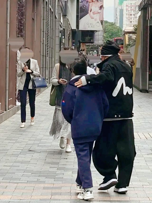 王宝强冯清罕见现身,王宝强与冯清近日情况