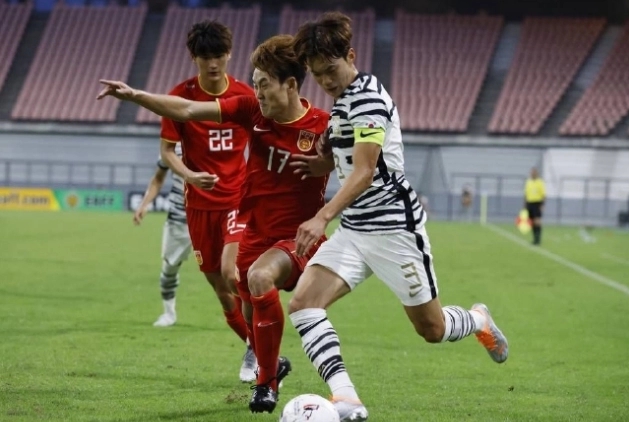 三球溃败！国足掌门人却迎利好，讽刺的不是足协而是整个足球时代