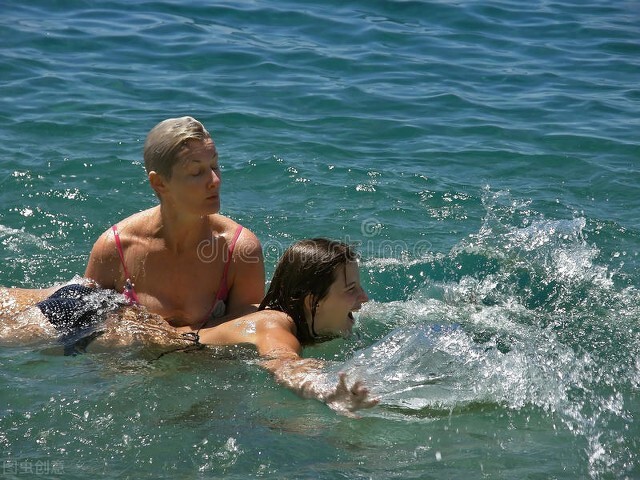 初学者游泳腿往下沉咋办,新手游泳腿老往下掉