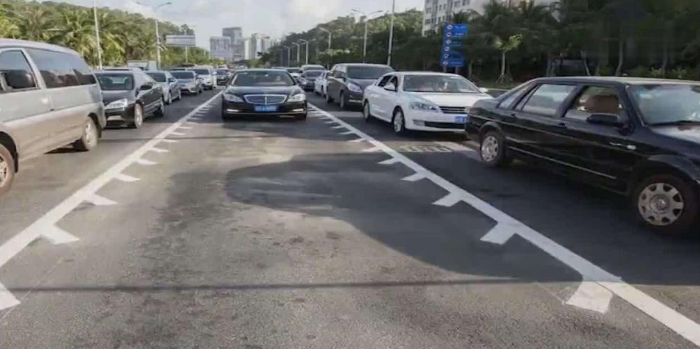 “锯齿车道”应该怎么走？新手司机力不从心，走错被扣了6分