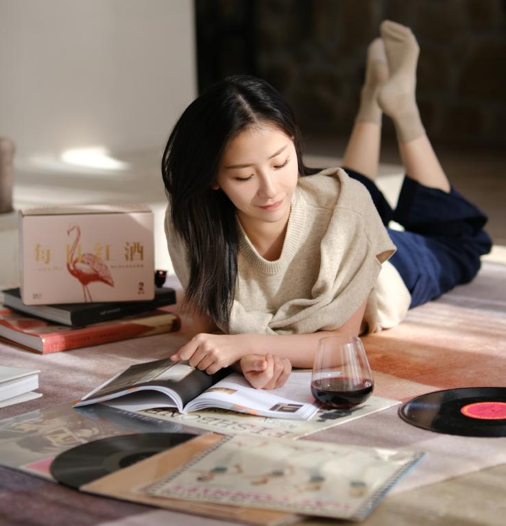 90后北京美女，靠卖酒爆红，一场直播卖100万，年入3.5亿，凭啥？