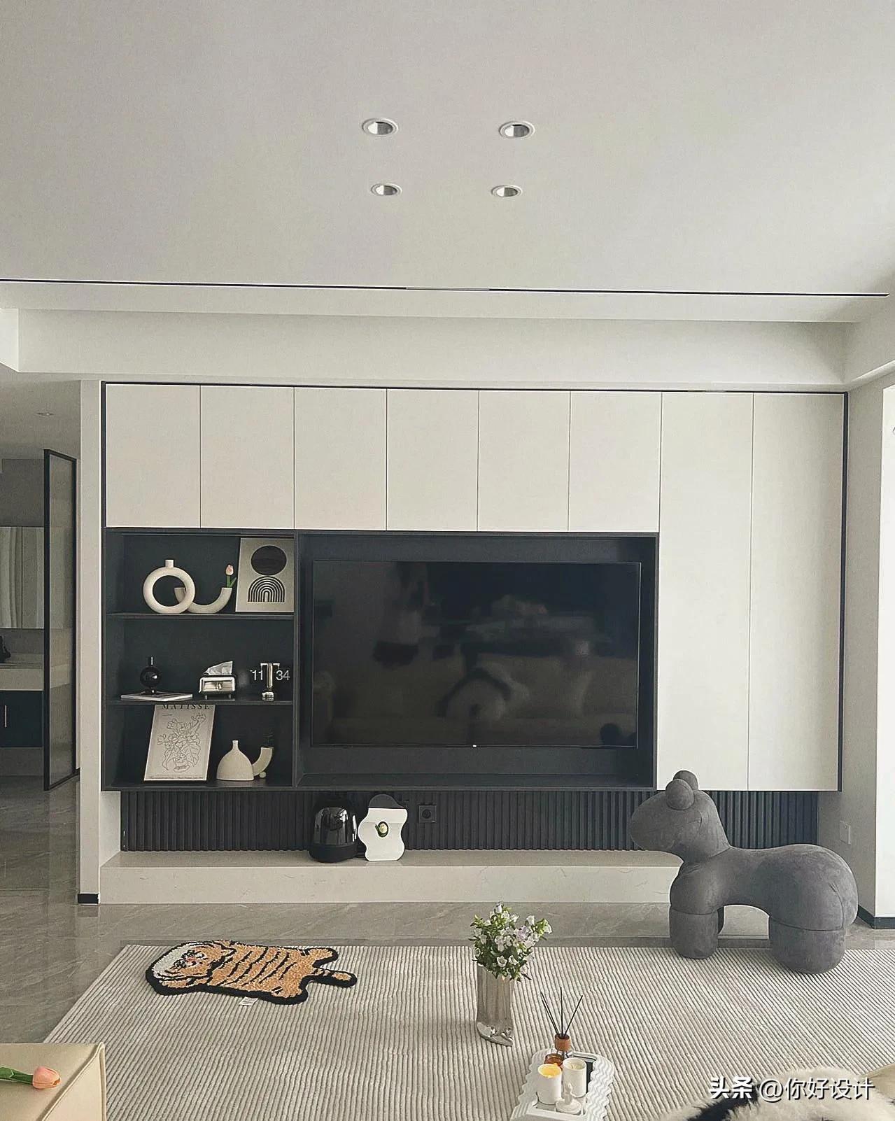 乳胶漆收纳柜电视背景墙效果,岩板电视背景墙侧边收纳柜样式