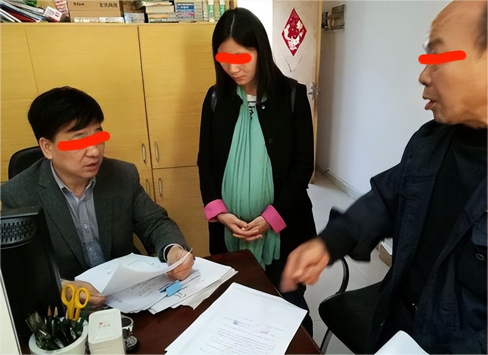 女人怀孕天天去酒吧喝酒,女怀孕在酒吧抽烟喝酒