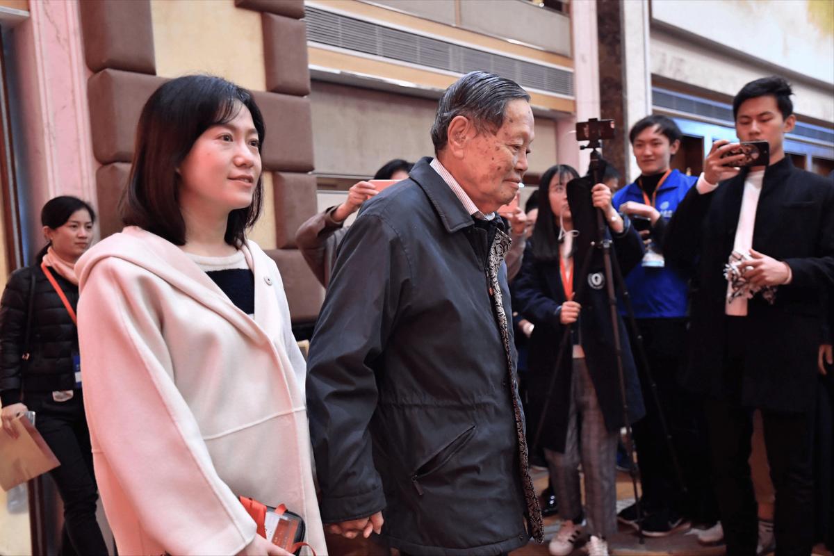 翁帆对95岁杨振宁有多少爱情,翁帆把杨振宁照顾得很好