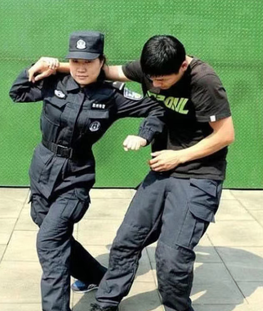 防身术绳子被勒住脖子怎么破解,女人被背后扼颈防身术