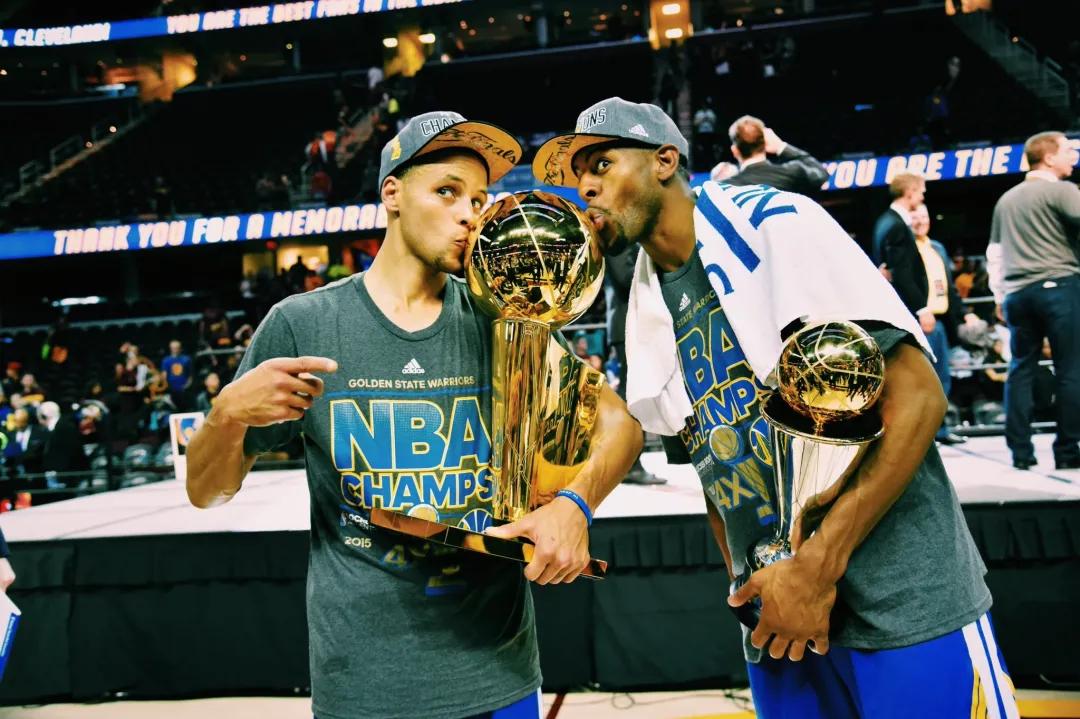 库里成了历史三分王，UA啥时候能超越耐克？