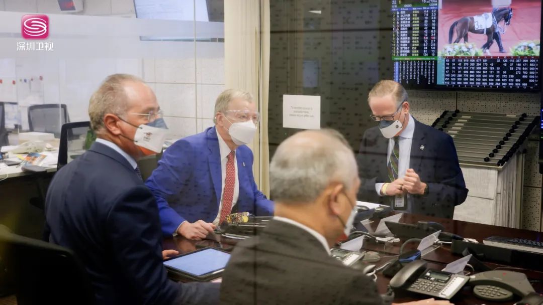 “兰桂坊之父”不喝酒，赛马会CEO属马……今晚21:25《香港，我们的故事》感受东方之珠的魅力