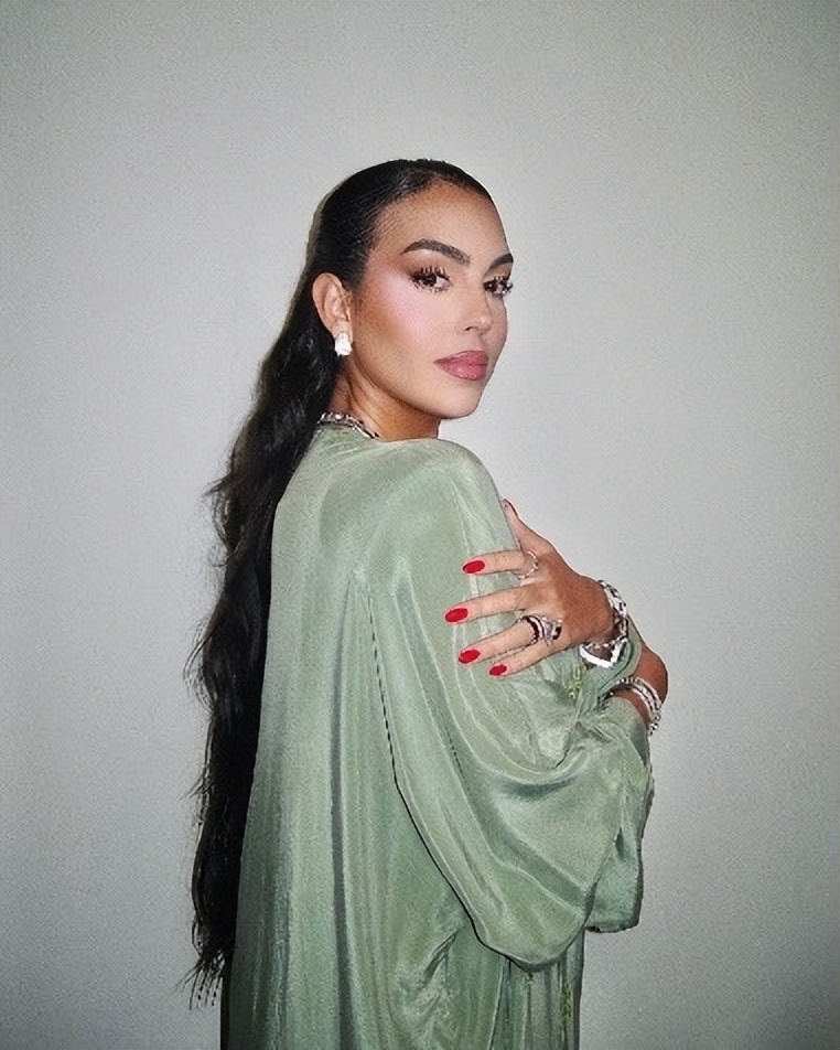 c罗和卡戴珊姐妹,c罗女友生了几个孩子