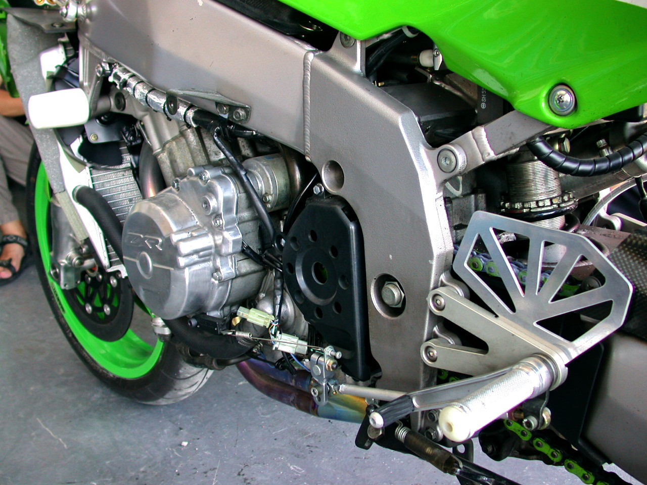 老照片:TT-F3赛车规格的KawasakiZXR-4