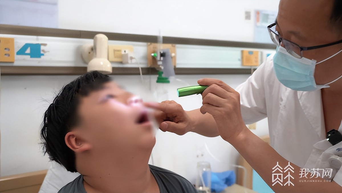 15岁突然脸肿嘴肿了是怎么回事,15岁脸就突然肿大