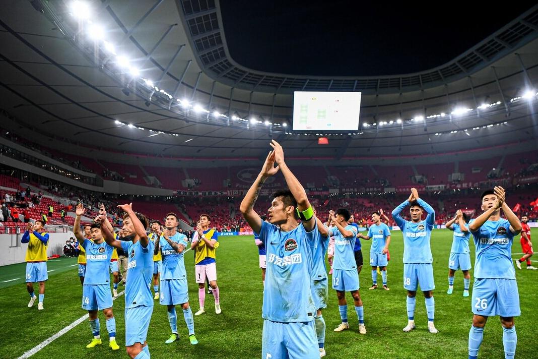 敢挑领头羊！悲壮！平民河南2-3落败上港却奋勇呐喊：我们不服！