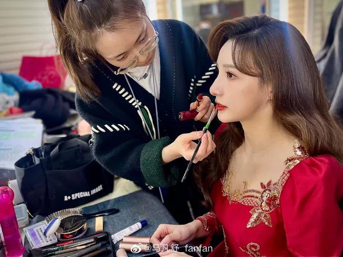 天下足球主持人马凡舒视频,马凡舒可爱