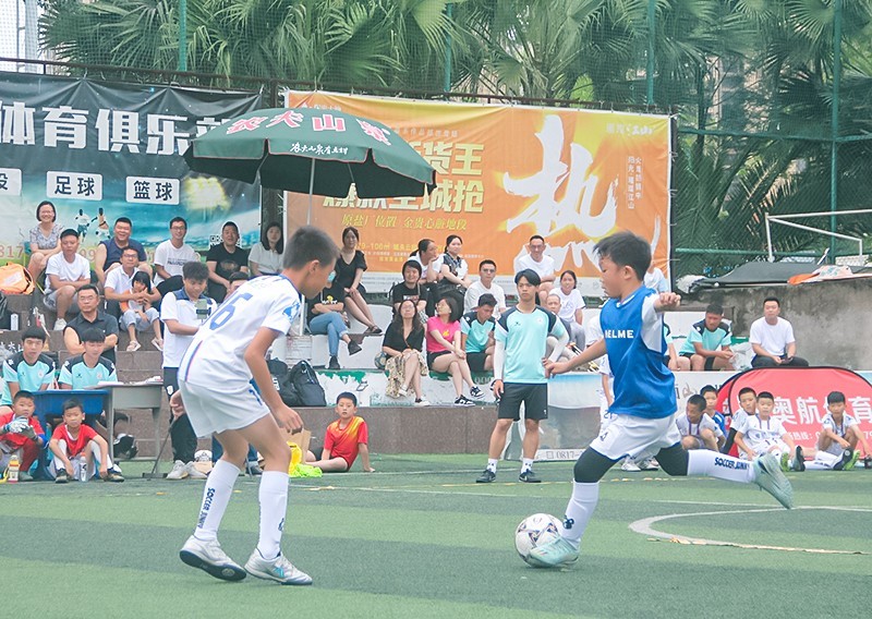 南充:杰K,小学生足球单挑王挑战赛燃情“六一”
