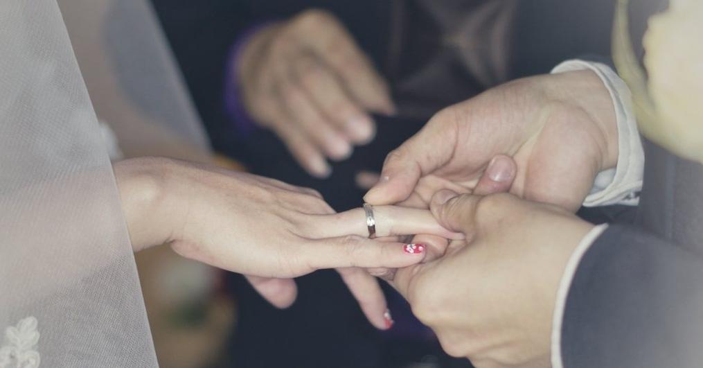 钻戒戒圈可以调整吗,钻戒改圈号后钢印不见了