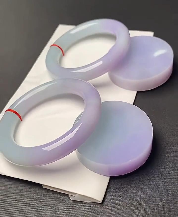 翡翠手镯表面有坑和划痕正常吗,直播间翡翠手镯被坑