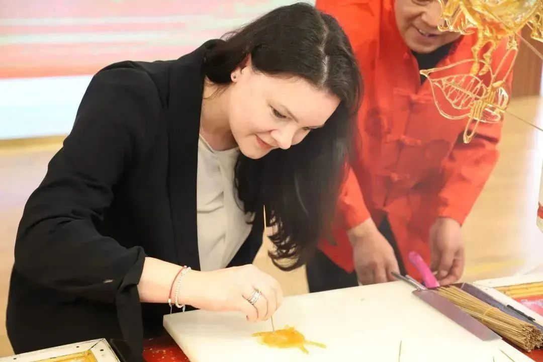 法国欧坦市市长一行来渝交流考察,法国欧坦市市长访问学校