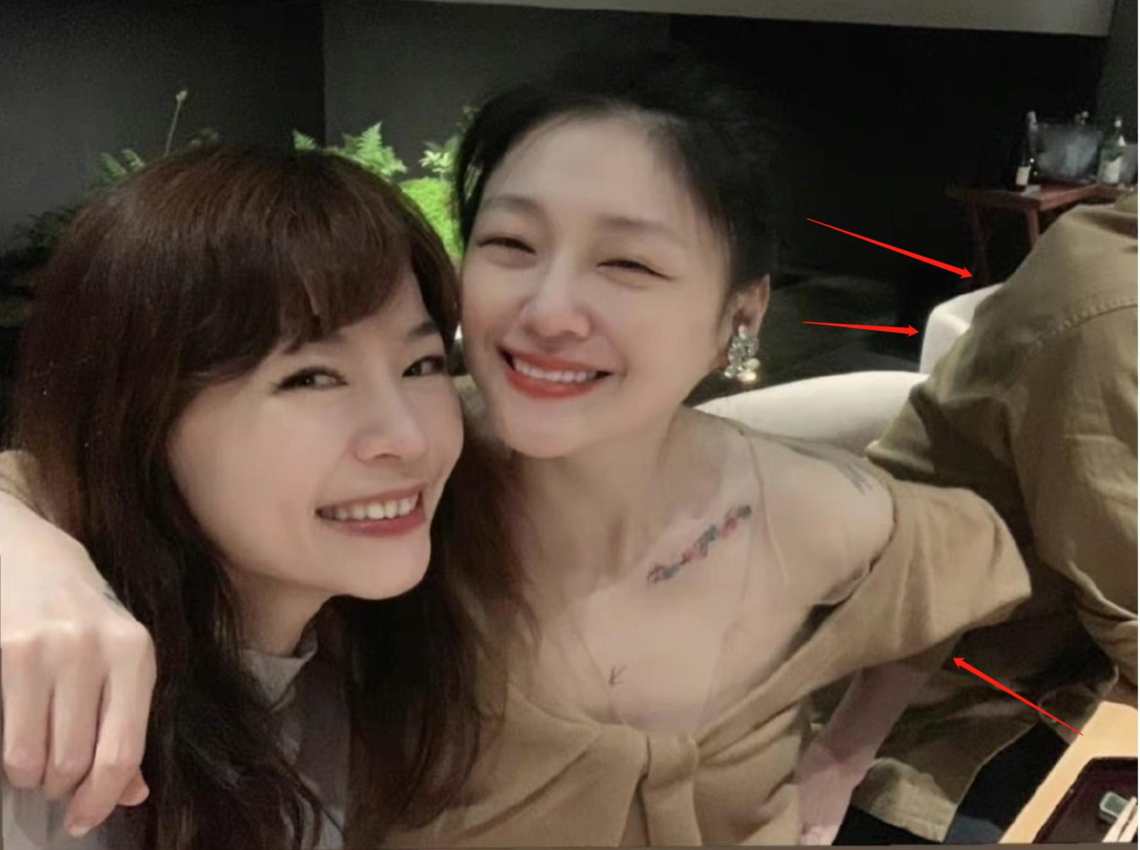 大s具俊晔将婚戒纹在手指上,大s婚后首秀恩爱