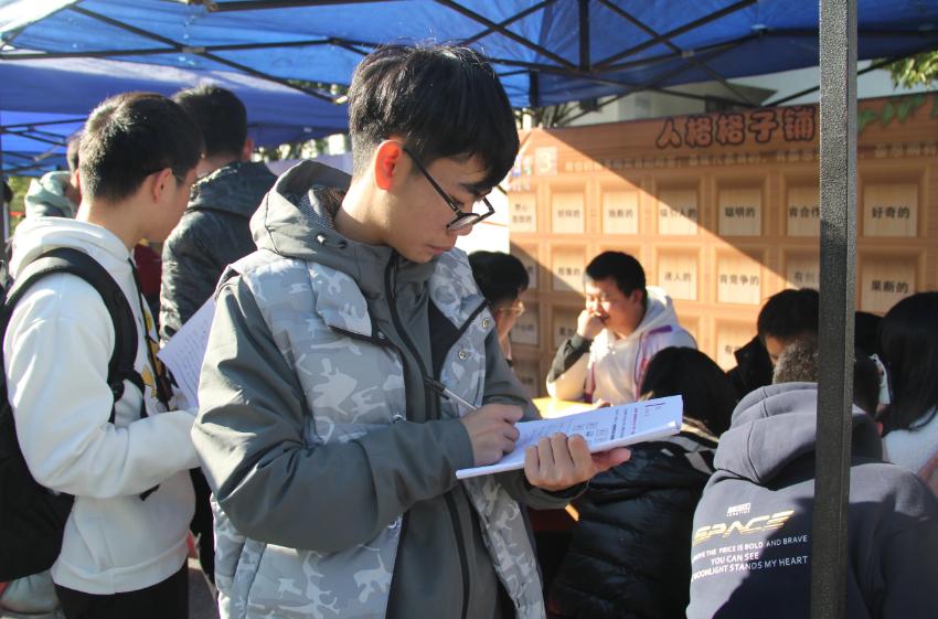 江西两名大学生翻墙出校，学校直接把他们俩开除，评论区两极分化