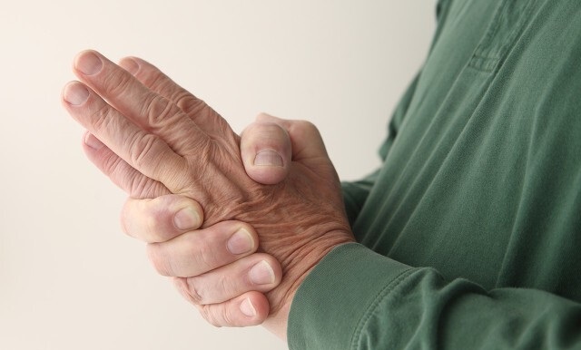 老人一侧肢体麻木是什么原因,老年人偶尔全身麻木什么原因