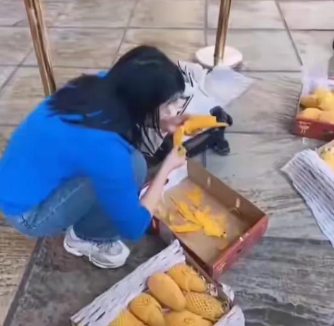女子因为托运费太贵在机场吃芒果,女子三亚旅游带了8箱芒果过安检