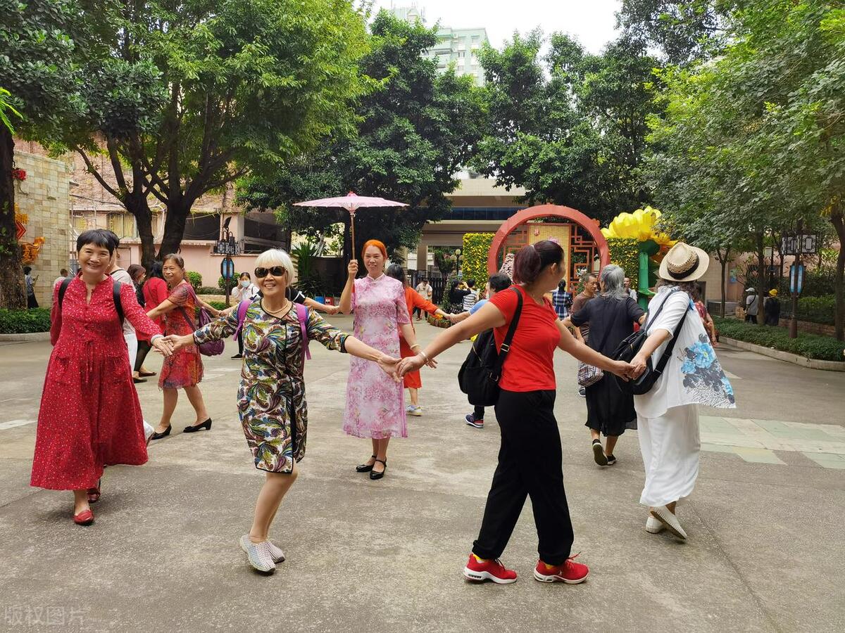 婆婆带她好多朋友来家里聚会,婆媳带着我们去旅游