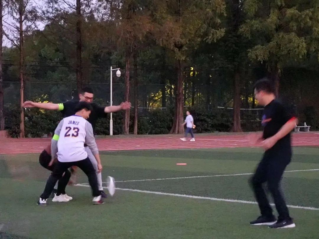 联合会｜“盘不落地永不放弃”--22级MBA（7）班落日飞盘班级活动