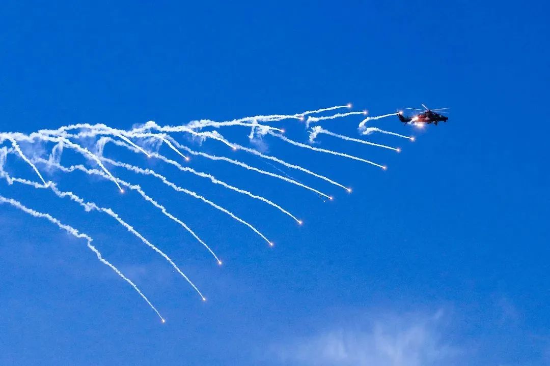 向日夜坚守边关的人民子弟兵致敬,春节向坚守岗位的人民子弟兵致敬