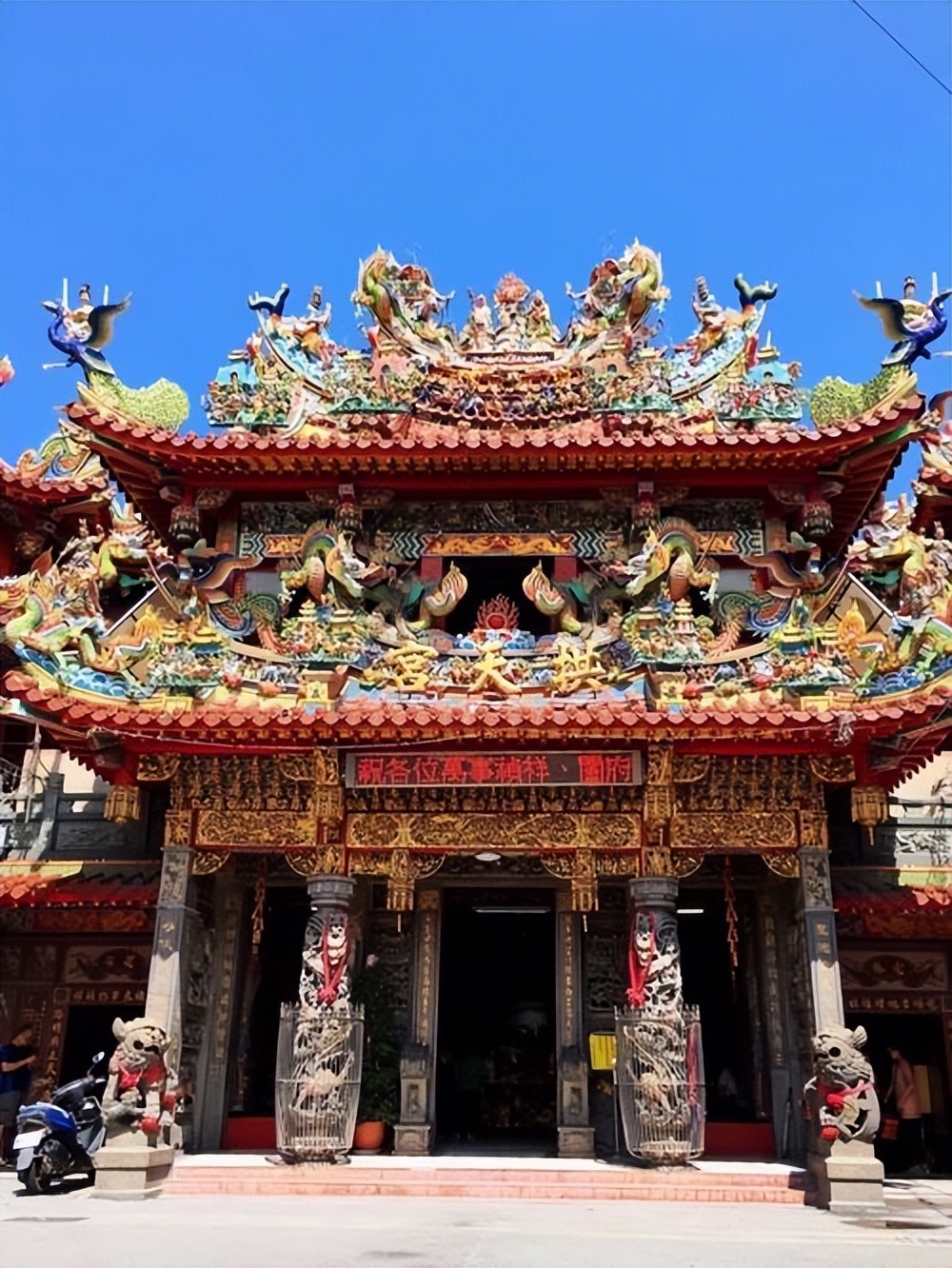 福建海边出现神秘金片，遭渔民哄抢一空，专家调查后：金片不简单