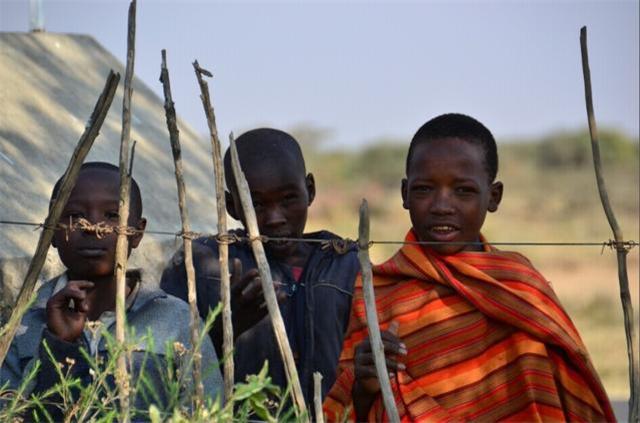 9年过去了，当年的非洲“讨水男孩”，被游客收养后，过得怎么样