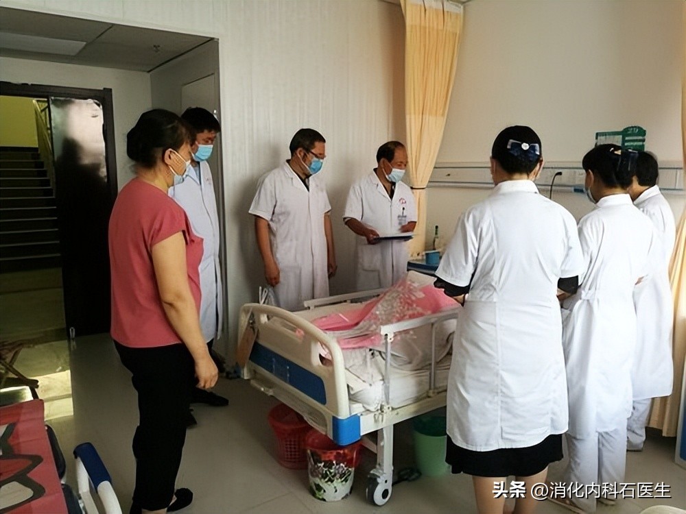 女子突发腹痛，喝可乐治疗无效，医生无奈剖腹：血管被栓了