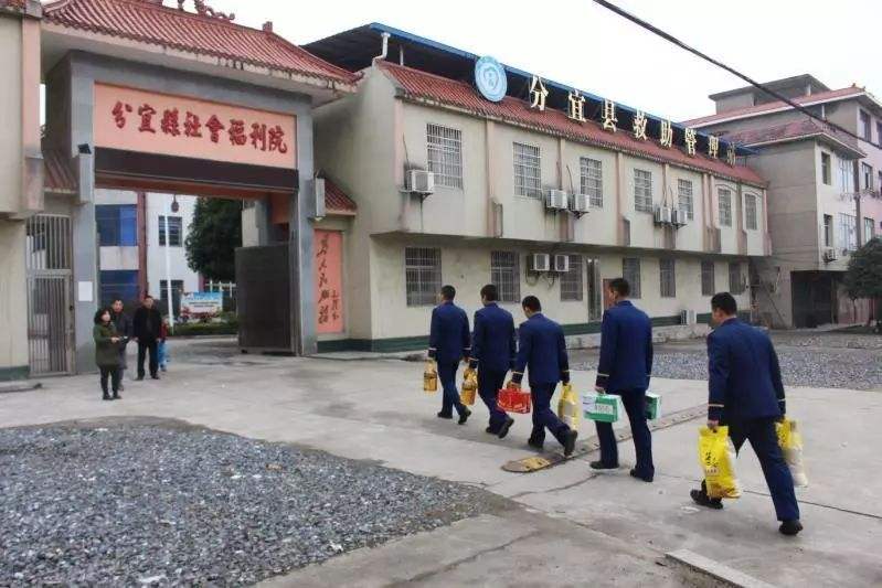 24岁姑娘与85岁老人拍婚纱照,24岁小伙和84岁老奶奶拍婚纱照